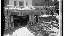 Když střechu budovy Knickerbocker zatížil sníh, nedbale upevněné střešní trámy se snadno utrhly a propadly