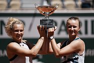 Český tenisový pár Kateřina Siniaková a Barbora Krejčíková (vpravo).