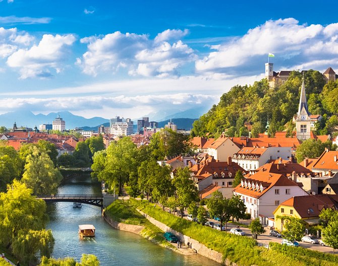 Město Lublaň. Dominantu tvoří středověký hrad.