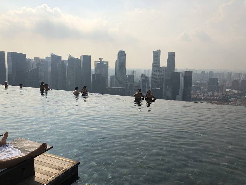 Singapurský hotel Marina Bay Sands sice není nejvyšší, má však neuvěřitelnou terasu na střeše ve výšce 200 metrů. Je velká skoro jako dvě fotbalové hřiště a vedle barů a vyhlídkové terasy je na ní obří „nekonečný“ bazén