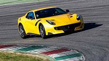 15. – 13. Ferrari F12tdf. Z 0 na 100 km/h za 2,9 s. Stejný čas jako Porsche drží i ostré superGT od Ferrari. Pohon jen zadních kol dohání svou atmosférickou 6,3litrovou V12 s 780 koňmi (574 kW) a 705 Nm točivého momentu.