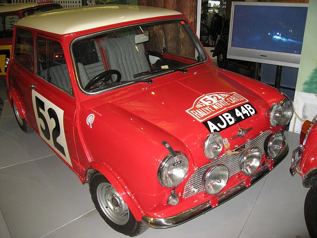 Rallye Mini Cooper v Muzeu britského motorismu v Gaydon.