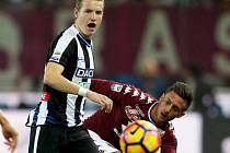 Jakub Jankto (vlevo) z Udinese při utkání s FC Turín.