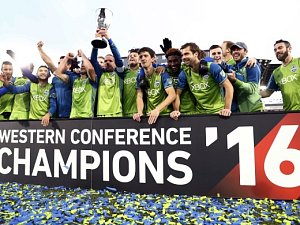 Fotbalisté Seattlu se radují z triumfu v Západní konferenci MLS.