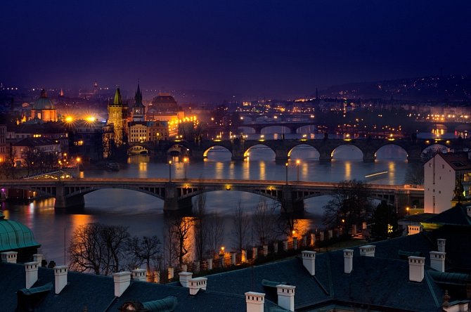 Osvětlená noční Praha - Ilustrační foto