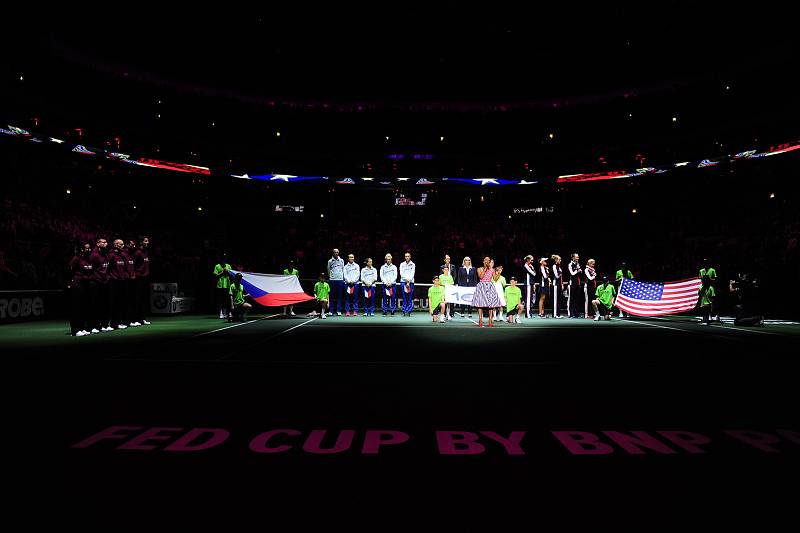 Tenisové finále FedCupu mezi Českou republikou a USA 10. listopadu v Praze. Úvodní nástup obou týmů. Petr Pála, Barbora Krejčíková,Barbora Strýcová,Kateřina Siniaková,Petra Kvitová.