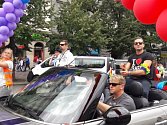 Z pražského Václavského náměstí vyrazilo 13. srpna víc než 15.000 lidí v průvodu na podporu sexuálních menšin v rámci 6. ročníku festivalu Prague Pride. Na snímku ve vozidle jede vnuk egyptského herce Omara Sharifa Omar Sharif (první zprava).