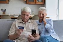 Starší lidé jsou na internetu zranitelnější, obětí podvodu se ale může stát každý z nás.