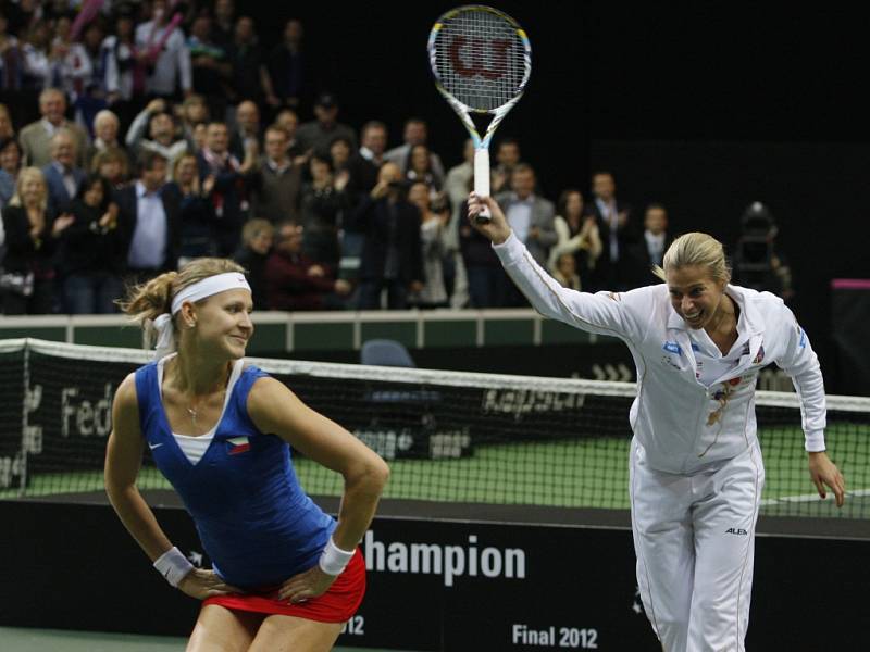 Lucie Šafářová (vlevo) a Andrea Hlaváčková oslavují triumf ve Fed Cupu. 