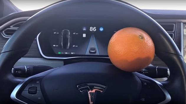 Stačil pomeranč a řidič jel celých 25 minut bez nutnosti držet ruku na volantu.