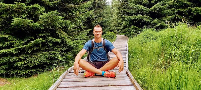 „I minuta meditace je blahodárná, ale to považuji spíš za relaxaci než meditaci. Já osobně nazývám meditací chvíli, kdy její trvání překročí deset minut. Předtím se totiž spíše postupně zklidňujeme,“ vysvětluje lektor online kurzů. 