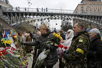 Ve stínu vážné vládní krize si dnes Ukrajina připomněla druhé výročí krvavých střetů v hlavním městě Kyjevě a oběti, které tehdy přišly o život.