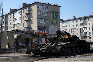 Zničený tank v Mariupolu.