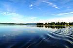 Vodní nádrž Lipno.  Má největší vodní plochu v České republice, je také nazýváno jihočeským mořem.