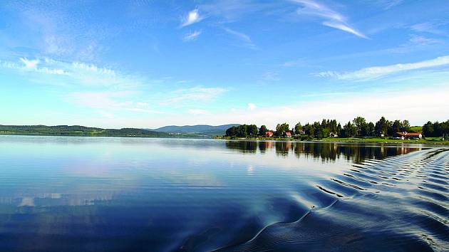 Vodní nádrž Lipno.  Má největší vodní plochu v České republice, je také nazýváno jihočeským mořem.