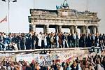 Pád Berlínské zdi v listopadu a prosinci 1989. Na snímku situace v blízkosti Brandenburské brány