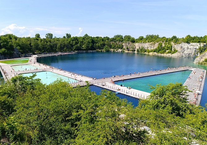 Koupaliště Zakrzówek přezdívané jako polské Maledivy nabízí koupání v pěti bazénech různých hloubek.