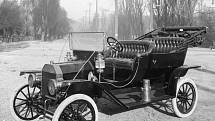 9. Ford Model T, přes 15 milionů. Model T, vyráběný mezi lety 1908 a 1927, je základním kamenem automobilového průmyslu tak, jak jej známe. Je to totiž první auto, které bylo skutečně dostupné pro masy a tak prakticky rozhýbalo celý svět.