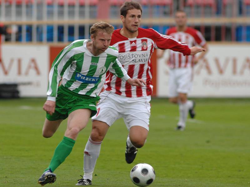 David Zoubek z Bohemians Praha uniká žižkovskému Tomášovi Procházkovi.