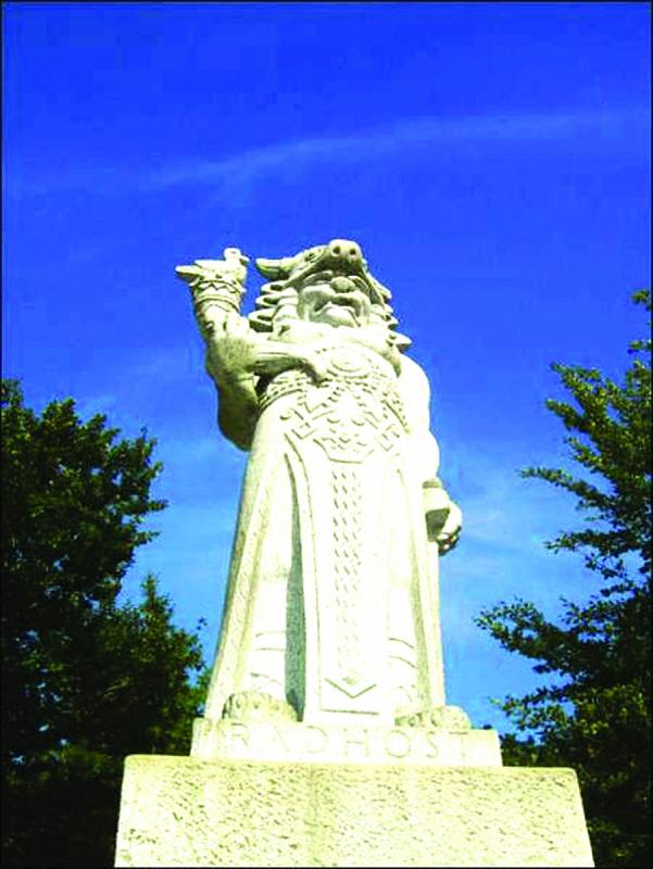 Hora Radhošť. Stojí na ní žulová socha slovanského boha hojnosti, sklizně, ohně a slunce Radegasta. Je vyobrazen s býčí hlavou a rohem hojnosti.