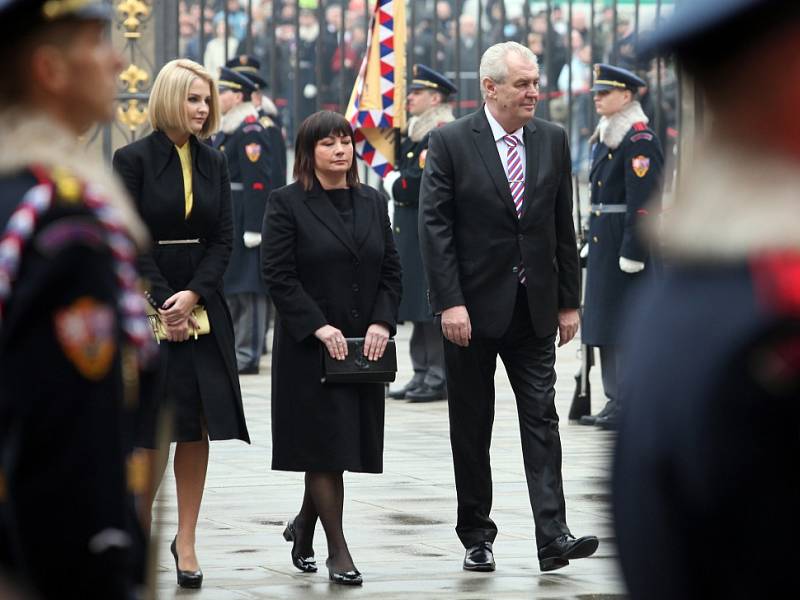 Miloš Zeman přijíždí na Pražský hrad.