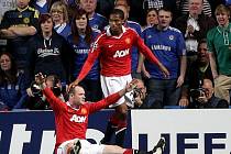 Střelec Manchesteru Wayne Rooney oslavuje gól na nepřátelském území na Chelsea.