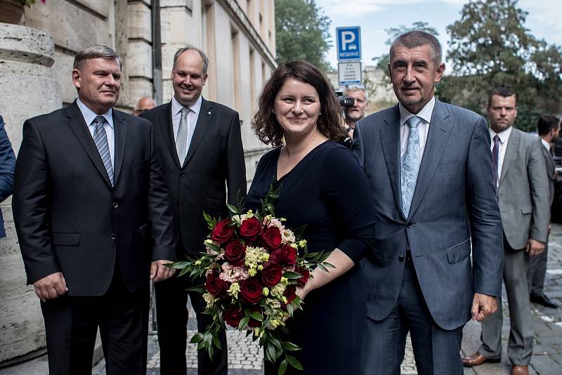 Premiér Andrej Babiš uvedl v roce 2018 do úřadu novou ministryně práce Jana Maláčovou.