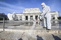 Dezinfekce prostranství před nádražím v Miláně
