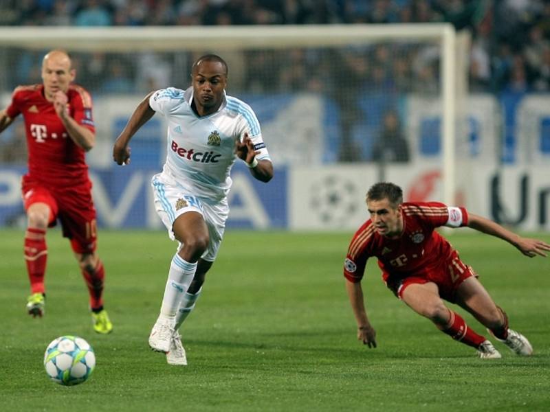 Andre Ayew z Marseille (vlevo) a Philipp Lahm z Bayernu Mnichov.