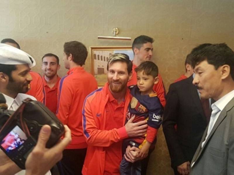Hvězda Barcelony Lionel Messi s afghánským chlapcem.