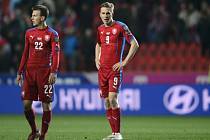 Čeští fotbalisté Vladimír Darida (vlevo) a Bořek Dočkal proti Lotyšsku.