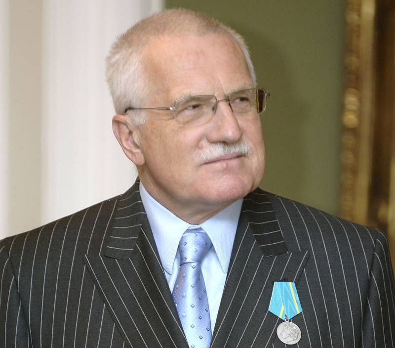Bývalý prezident Václav Klaus s Puškinovu medailí (na snímku z 27. prosince 2007).
