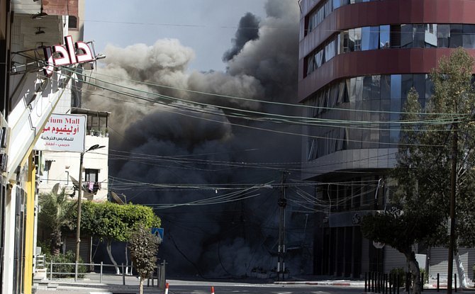 Výšková budova ve městě Gaza, v níž měla kanceláře agentura AP a katarská televize Al-Džazíra,  byla15. května 2021 zasažena po izraelském náletu
