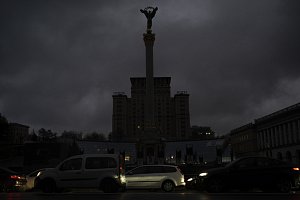 Potemnělé náměstí Nezávislosti v Kyjevě, 3. listopadu 2022, Ukrajina.