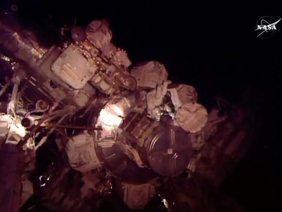 Astronauti Scott Kelly a Kjell Lindgren provádějí údržbu ISS.