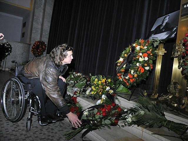 Poslední rozloučení s bývalým prezidentem Václavem Havlem v pátek 23. prosince 2011 v obřadní síni strašnického krematoria v Praze.