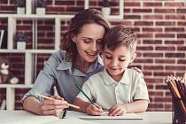 Dítě, matka, školák, prvňák, psaní, písanka - Ilustrační foto