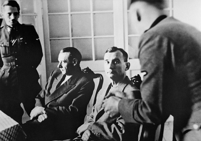 Generálové Rudolf Viest a Ján Golian po zajetí při výslechu v Bratislavě