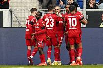Fotbalisté Leverkusenu se radují z gólu na hřišti Hoffenheimu v utkání německé ligy 11. února 2023