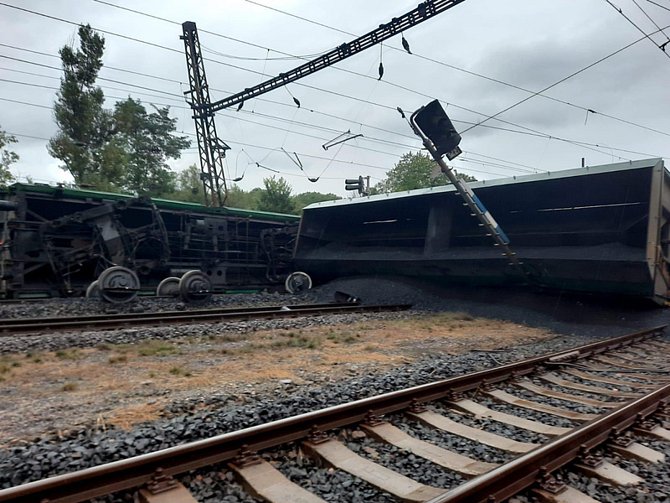Nedaleko Teplic ve stanici Úpořiny vykolejil 26. září 2020 nákladní vlak naložený uhlím