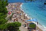 Zaplněná pláž Zlatni rat v Chorvatsku