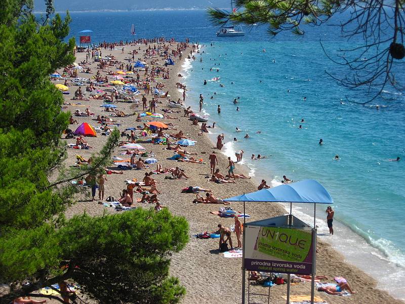 Zaplněná pláž Zlatni rat v Chorvatsku