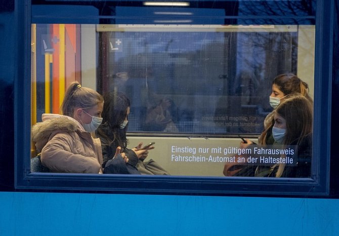 Cestující v rouškách jedou metrem v německém Frankfurtu nad Mohanem, 28. října 2020.