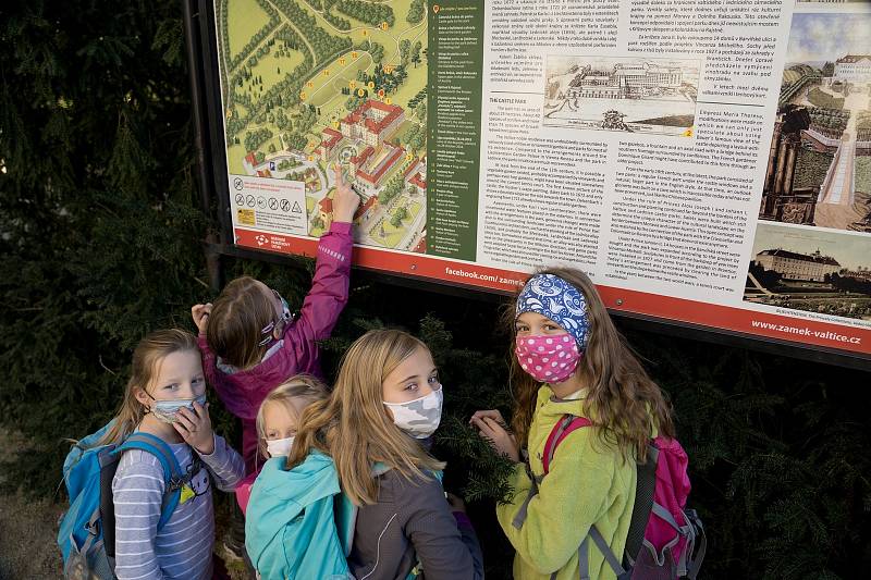 Neškola Vranovice. Děti z komunitní skupiny na výletě v parku u zámku Valtice.