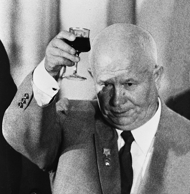 Start rakety se měl uskutečnit jako dárek sovětskému vůdci Nikitovi Chruščovovi (na snímku v roce 1959) k oslavě Velké říjnové socialistické revoluce