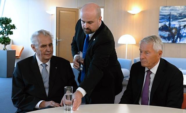 Miloš Zeman (vlevo) s generálním tajemníkem Rady Evropy Thornbjörnem Jaglandem (vpravo).