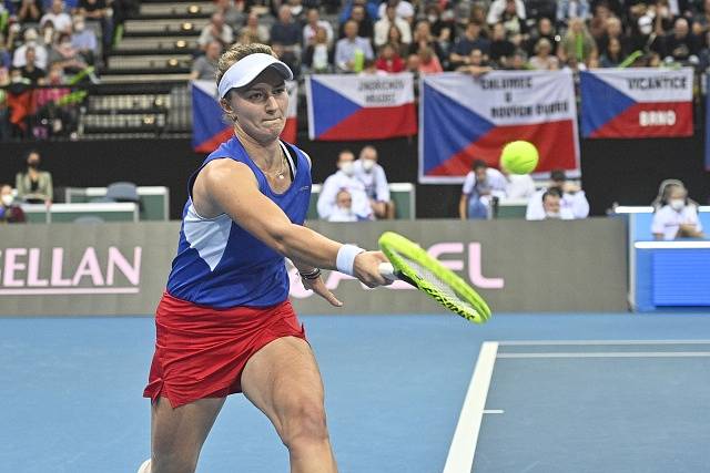 Barbora Krejčíková v zápase se Švýcarskem.