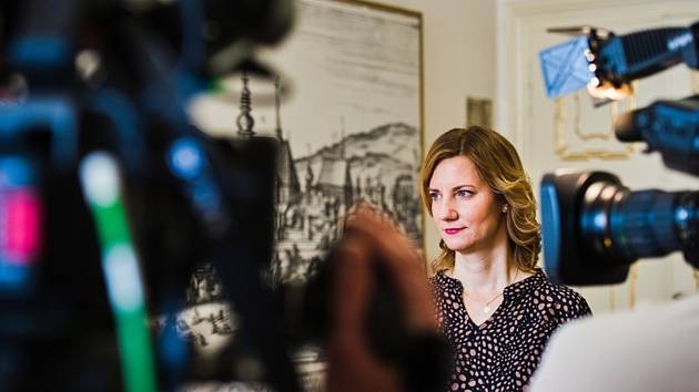 Primátorka Markéta Vaňková se vyjadřuje médiím k policejní razii