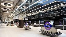 Nová železnice Elizabeth Line (známá také jako Crossrail) výrazně zkrátí cestu ze západu Londýna na východ. Obslouží i letiště Heathrow a centrum metropole. Cestující čekají moderní nádraží.