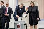 Prezident Miloš Zeman se svou ženou Ivanou volili 12. ledna na pražských Lužinách v prvním kole prezidentských voleb.